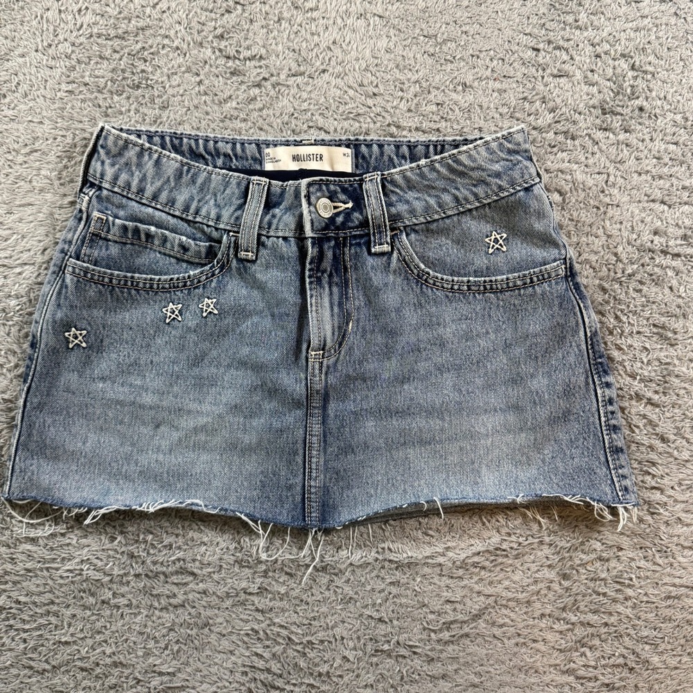 Hollister Denim Skort Size 00 W24 Light Wash Blue Embroidered Stars Raw Hem Mini